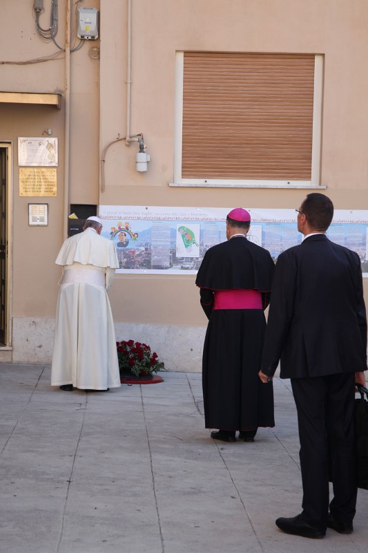 Papa Francesco resta in preghiera nel punto in cui cadde padre Puglisi