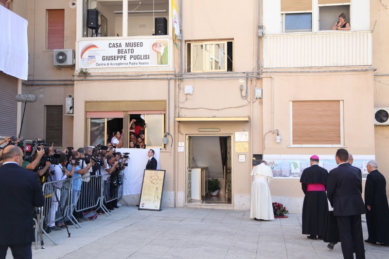 Papa Francesco resta in preghiera nel punto in cui cadde padre Puglisi
