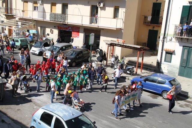 Il corteo in via Brancaccio, passa davanti al Centro di Accoglienza Padre Nostro