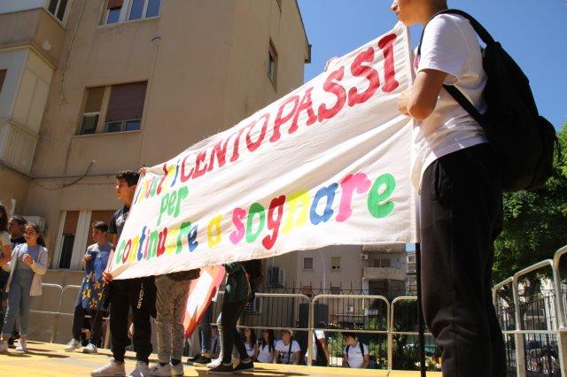 L'esposizione degli striscioni preparati dagli studenti
