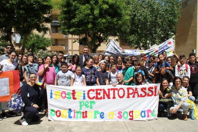 L'esposizione degli striscioni preparati dagli studenti