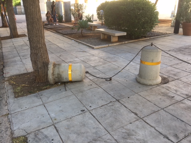 Dissuasore parcheggio divelto