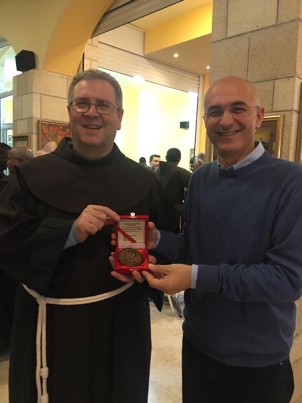 Maurizio Artale, presidente del Centro di Accoglienza Padre nostro consegna la medaglia in bronzo del XXV Anniversario del martirio del Beato Giuseppe Puglisi al Custode della terra santa, Padre Francesco Patton