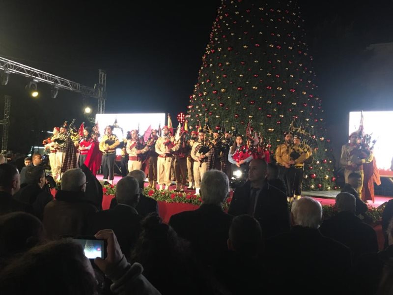 Accensione dell'albero di Natale nella piazza di Betlemme