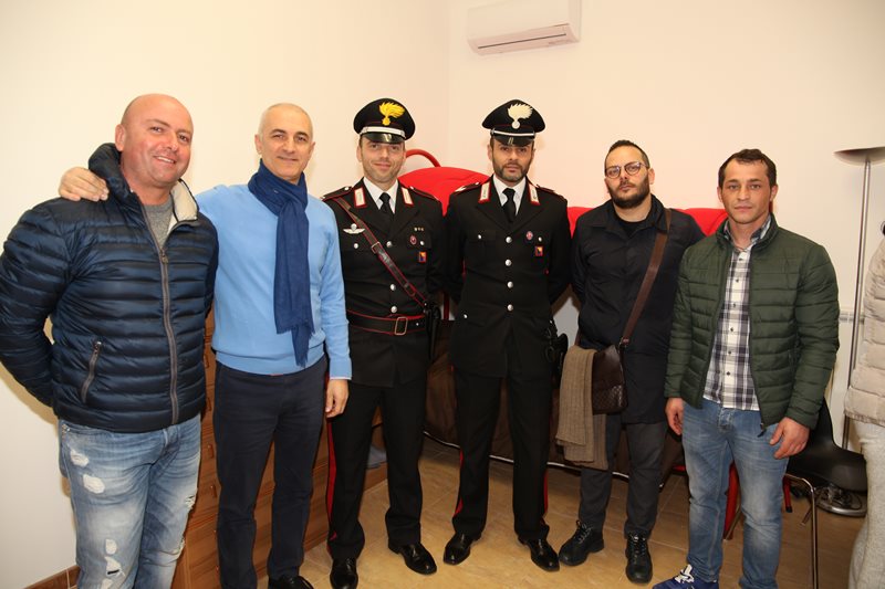 Nella foto: Maurizio Artale, presidente del Centro di Accoglienza Padre Nostro, alcuni detenuti e due sottoufficiali dei Carabinieri