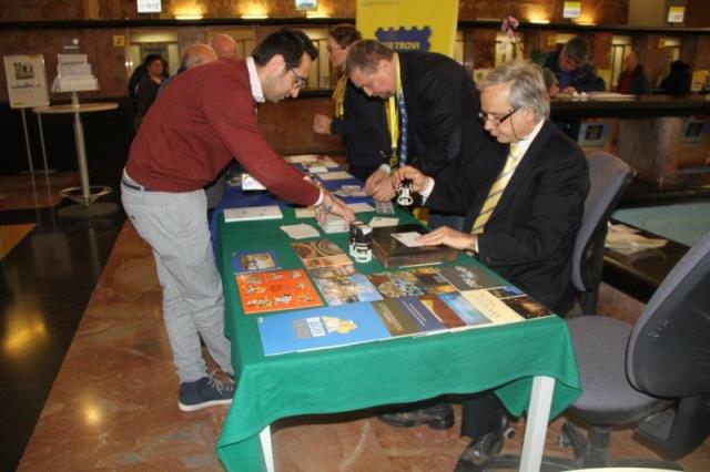 Emissione francobollo e annullo postale, volontari del Centro di Accoglienza Padre Nostro e i rappresentanti dell'ufficio postale, servizio filatelico