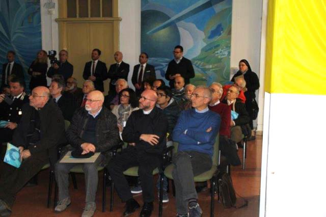 Presentazione del francobollo in memoria del XXV anniversario dell'uccisione di Padre Pino Puglisi, presenti in sala: Pres.  Maurizio Artale del Centro di Accoglienza Padre Nostro (per Padre Puglisi); Antonino Foti -  Capo Area Sicilia; On. Tot� Cordaro ( in rappresentanza del Sindaco); Vicario Episcopale Don Leoluca Pasqua (in rappresentanza dell'Arcivescovo
Lorefice); Assessore Giuseppe Mattina ( in rappresentanza del Sindaco); Dott. Giovanni La Fiura del centro Studi e Documentazione Peppino Impastato
( per Peppino Impastato); Dott. Fabio Gregori (Resp. Filatelia Nazionale); Francesco Puglisi (fratello di Padre Pino Puglisi); Maria Luisa Impastato ( Nipote di Peppino Impastato)