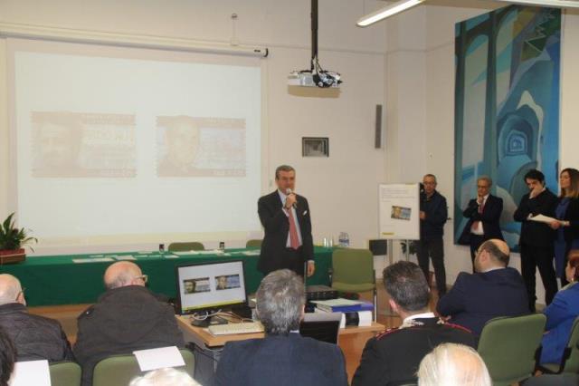 Presentazione del francobollo in memoria del XXV anniversario dell'uccisione di Padre Pino Puglisi, presenti in sala: Pres.  Maurizio Artale del Centro di Accoglienza Padre Nostro (per Padre Puglisi); Antonino Foti -  Capo Area Sicilia; On. Tot� Cordaro ( in rappresentanza del Sindaco); Vicario Episcopale Don Leoluca Pasqua (in rappresentanza dell'Arcivescovo
Lorefice); Assessore Giuseppe Mattina ( in rappresentanza del Sindaco); Dott. Giovanni La Fiura del centro Studi e Documentazione Peppino Impastato
( per Peppino Impastato); Dott. Fabio Gregori (Resp. Filatelia Nazionale); Francesco Puglisi (fratello di Padre Pino Puglisi); Maria Luisa Impastato ( Nipote di Peppino Impastato)