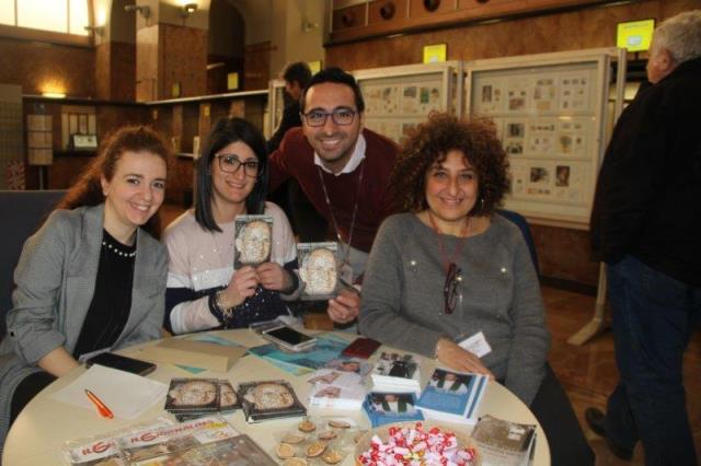 Emissione francobollo e annullo postale, volontari del Centro di Accoglienza Padre Nostro e i rappresentanti dell'ufficio postale, servizio filatelico
