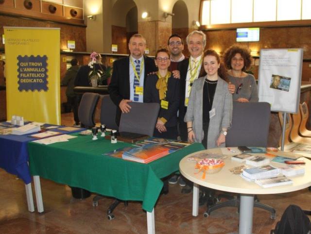 Emissione francobollo e annullo postale, volontari del Centro di Accoglienza Padre Nostro e i rappresentanti dell'ufficio postale, servizio filatelico