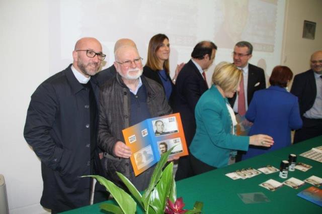 Presentazione del francobollo in memoria del XXV anniversario dell'uccisione di Padre Pino Puglisi, presenti in sala: Pres.  Maurizio Artale del Centro di Accoglienza Padre Nostro (per Padre Puglisi); Antonino Foti -  Capo Area Sicilia; On. Tot� Cordaro ( in rappresentanza del Sindaco); Vicario Episcopale Don Leoluca Pasqua (in rappresentanza dell'Arcivescovo
Lorefice); Assessore Giuseppe Mattina ( in rappresentanza del Sindaco); Dott. Giovanni La Fiura del centro Studi e Documentazione Peppino Impastato
( per Peppino Impastato); Dott. Fabio Gregori (Resp. Filatelia Nazionale); Francesco Puglisi (fratello di Padre Pino Puglisi); Maria Luisa Impastato ( Nipote di Peppino Impastato)