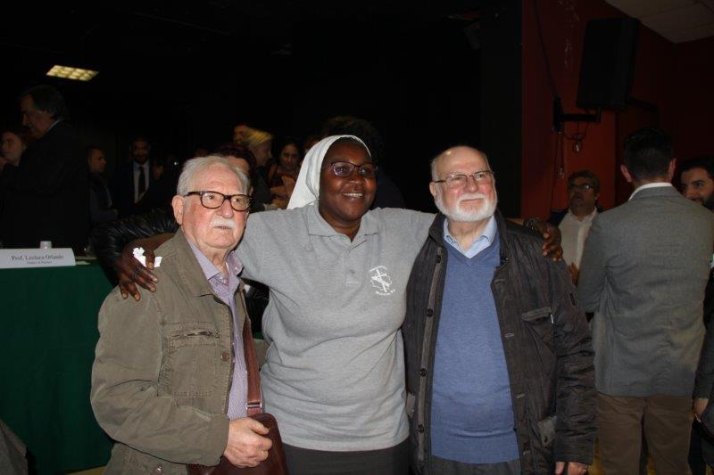 Suor Giacinta, volontaria del Centro di Accoglienza Padre Nostro, e i fratelli Puglisi