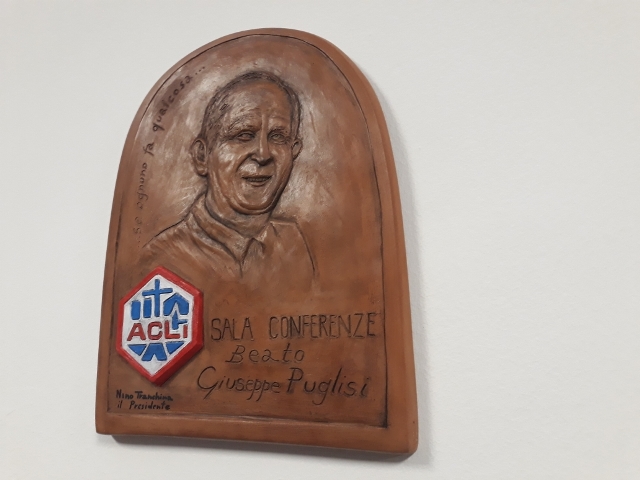 Effigie raffigurante il volto del Beato Giuseppe Puglisi da cui prende l'intitolazione la sala conferenze