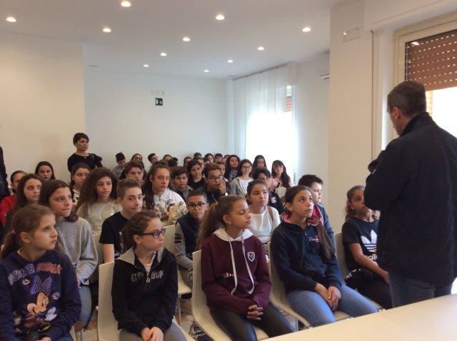 Gli studenti del Liceo Basile e dell'I.C.S. Padre Pino Pugli presso l'aula didattica Nicol� Puglisi
