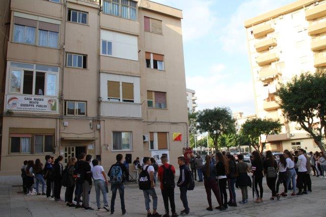 Qualche momento prima della cerimonia di svelamento della targa