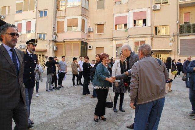 Saluto tra Maurizio Artale, presidente del Centro Padre Nostro e la Prefetta di Palermo D.ssa Antonella De Miro
