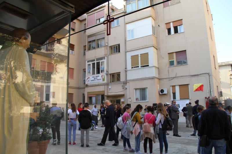 Momenti prima dell'inizio della cerimonia. La gente riunita nella piazza che verr� intitolata al Beato Puglisi