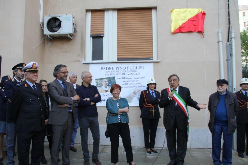 Comandante della Polizia Municipale  Dr. Gabriele Marchese, il Questore Dott. Renato Cortese, il Presidente del Centro di Accoglienza Padre Nostro  Maurizio Artale, il Prefetto Dott.ssa Antonella De Miro, il Sindaco di Palermo Prof. Leoluca Orlando e Francesco Puglisi