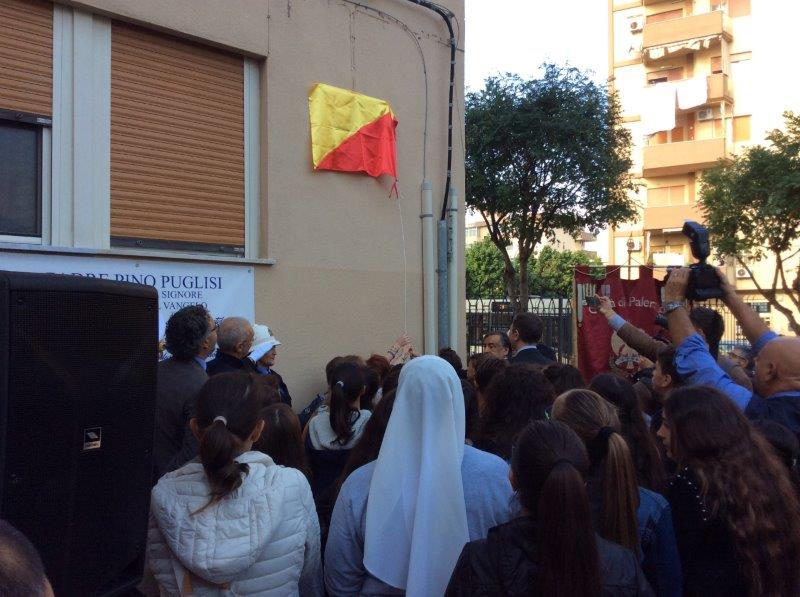 Momento dello svelamento della targa a cura dei ragazzi dell'I.C.S. Padre Pino Puglisi e del Liceo Scientifico Ernesto Basile