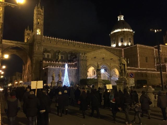Arrivo del corteo in Cattedrale per la celebrazione della liturgia per la pace nel mondo