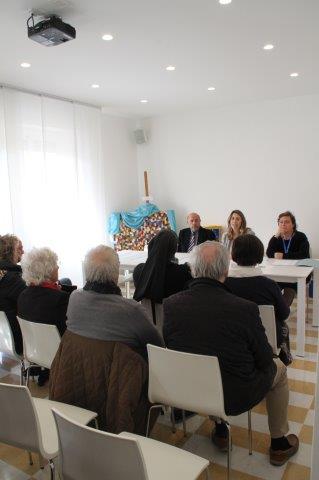 Maria Pia Avara, vicepresidente del Centro di Accoglienza Padre Nostro, presenta la mostra