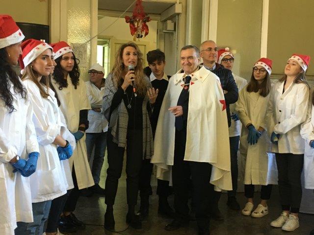 Utenti del centro di Accoglienza Padre Nostro consumano il pranzo di Natale insieme agli alunni e al personale dell'Educandato Maria Adelaide di Paler