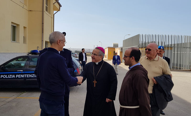 Maurizio Artale saluta S.E. Mons. Rosario Gisana, Vescovo di Piazza Armerina