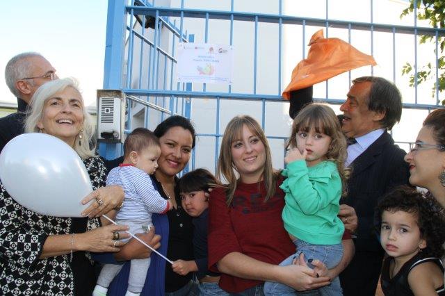 Alcune famiglie insieme al Sindaco Leoluca Orlando, all'Assessore Giovanna Marano e al Presidente del Centro Padre Nostro Maurizio Artale