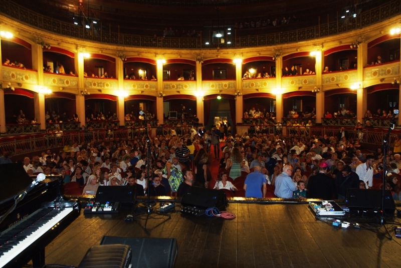 Teatro Politeama gremito di gente