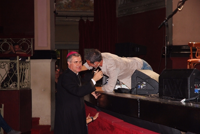 Momento divertente tra Ficarra e Mons. Corrado Lorefice