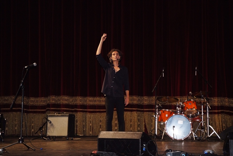 Esibizione di Giuseppe Artale con Acting Strings