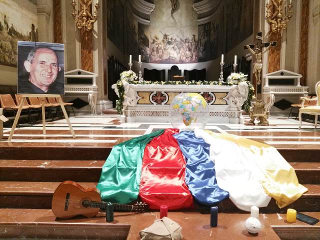 L'altare con l'esposizione di una foto del Beato Giuseppe Puglisi
