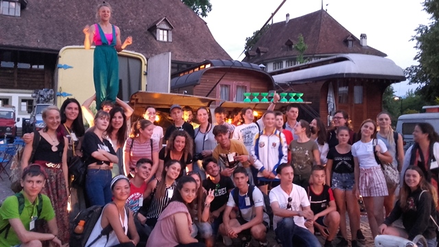 Foto di gruppo dopo lo spettacolo circense
