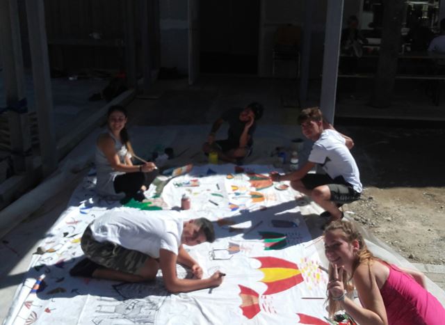 I ragazzi lavorano alla scenografia dello spettacolo
