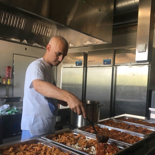 Il presidente Maurizio Artale durante la preparazione della pasta per la serata Palermitana
