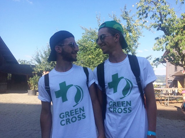 I nostri 2 ragazzi, Samuele e Francesco con le magliette della Green Cross donate