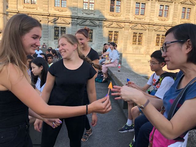 I ragazzi ringraziano il pubblico donando degli origami-ombrellini realizzati da loro