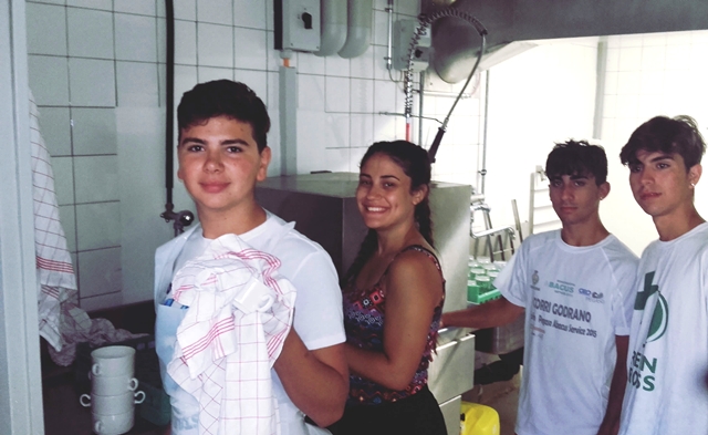 I ragazzi durante in loro turno di pulire i piatti 