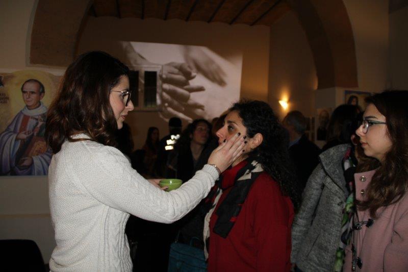 Momenti della veglia di preghiera. Unzione con l�olio di Nardo ai partecipanti alla veglia