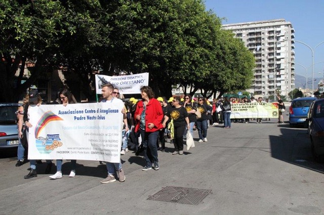 Momenti della marcia per le vie del quartiere Brancaccio