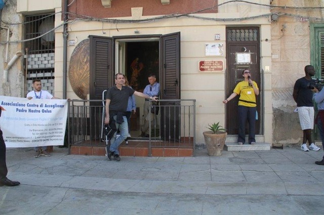Momenti della marcia per le vie del quartiere Brancaccio