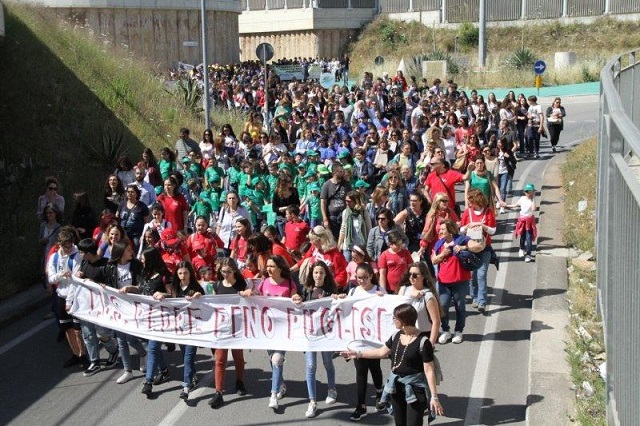 Momenti della marcia per le vie del quartiere Brancaccio