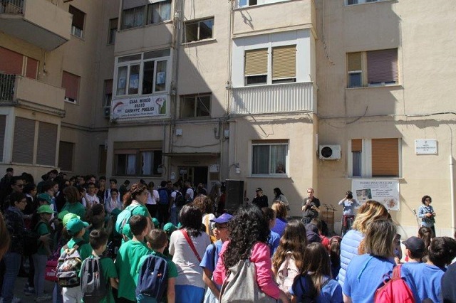 Momenti della marcia per le vie del quartiere Brancaccio