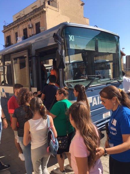 Il pullman della Polizia di Stato accompagna i nostri ragazzi in Questura per assistere alle performance di Gigi D'Alessio e Beppe Fiorello