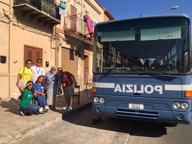 Il pullman della Polizia di Stato accompagna i nostri ragazzi in Questura per assistere alle performance di Gigi D'Alessio e Beppe Fiorello