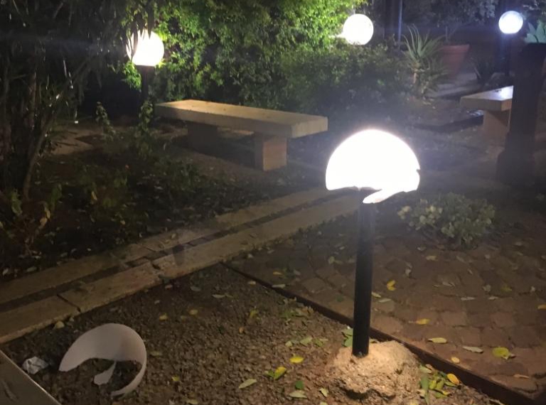Un altro atto vandalico a piazzetta Beato Padre Pino Puglisi. L'ultimo venerd� scorso, che ne precedeva altri tre