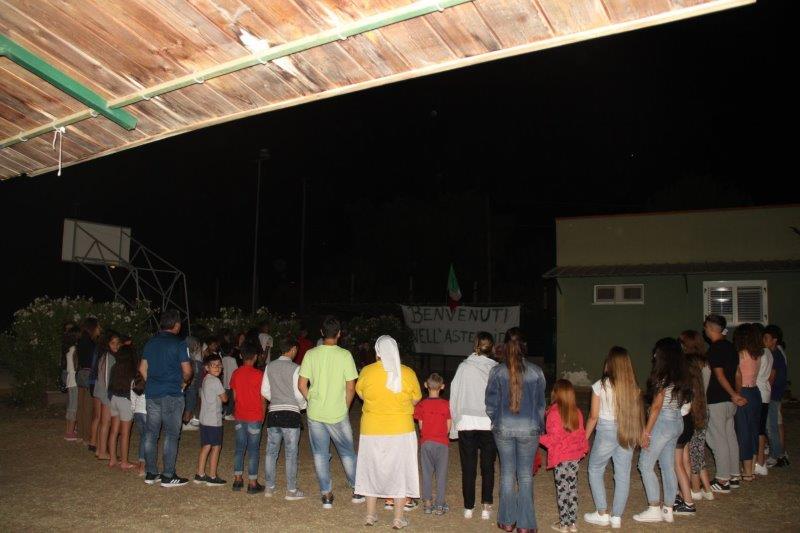 Momento di preghiera serale e ammaina bandiera