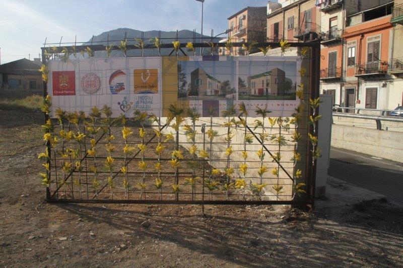 Una manifestazione di solidariet� presso il terreno in cui sorger� l'Asilo Nido 'I piccoli di padre Puglisi'