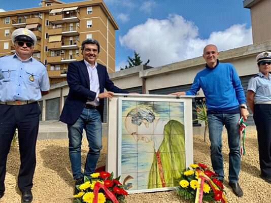 Maurizio Artale e il presentatore Salvo La Rosa con la ceramica raffigurante il Beato Puglisi (foto tratta dal post su Facebook di Salvo La Rosa)