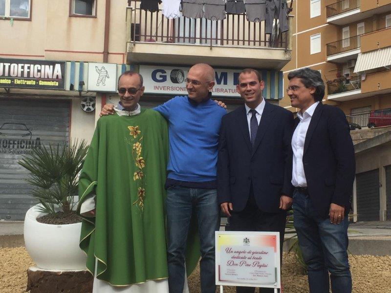 Salvo La Rosa; Vincenzo Siracusa, Presidente del Comitato di Quartiere Pizzo Carano Sant'Anna di San Cataldo; Maurizio Artale e il parroco di San Cataldo (CL) 